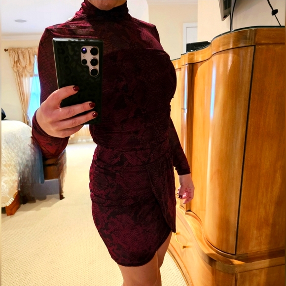 Guess Snake Skin Red Burgundy Shirt and Skirt Set - Picture 2 of 8